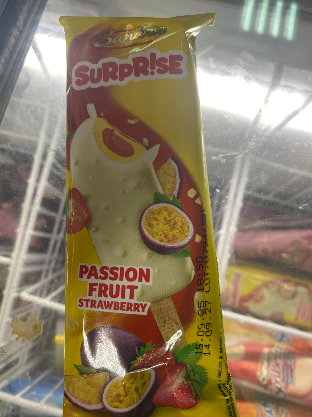 Surprise Passion Fruit And Strawberry Ice Cream 80g