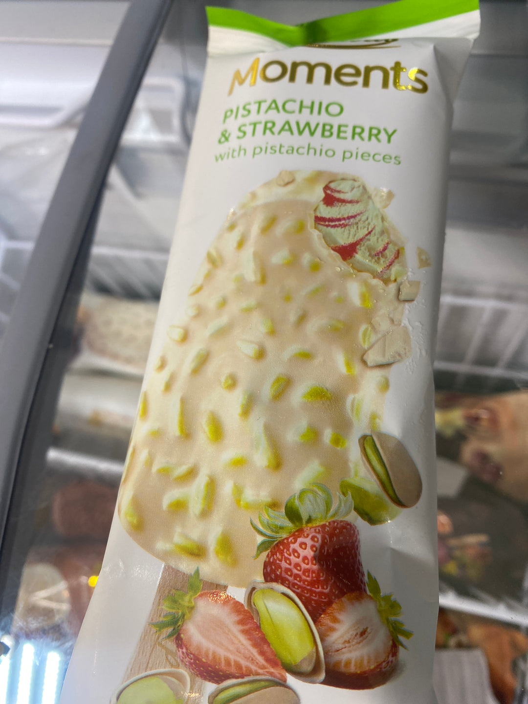 Moments Pistachio & Strawberry Ice Cream 85g